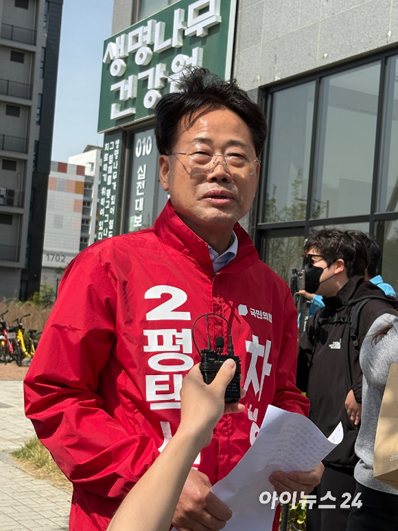 민경권 대한민국 주주운동본부 대표가 23일 경기 평택시 삼성전자 평택사업장 인근 고덕국제대로에서 삼성노조 총결의대회에 앞서 소규모 맞불 집회를 열고 있다. [사진=권서아 기자]