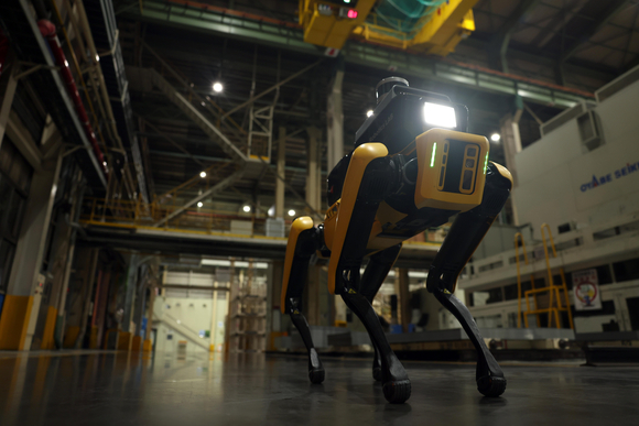 현대차그룹이 보스턴 다이내믹스와 첫 번째로 협력한 프로젝트 '공장 안전 서비스 로봇'을 공개했다. [사진=현대차그룹]
