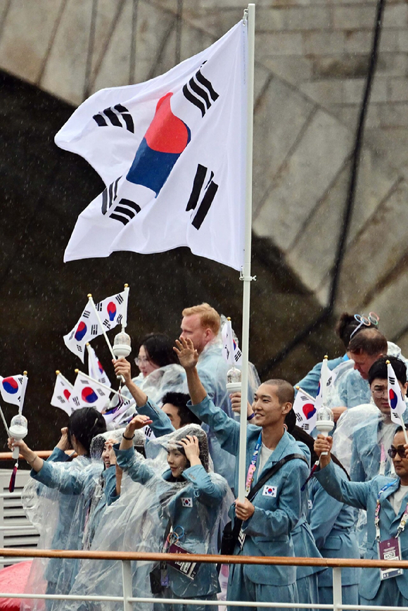 2024 파리 올림픽 개회식이 열린 26일(현지시각) 프랑스 파리 센강에서 대한민국 선수단이 보트를 타고 개회식장인 트로카데로 광장을 향해 수상 행진을 하고 있다. [사진=뉴사스]