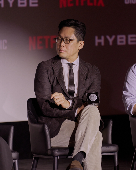 브랜든 리그 넷플릭스 논픽션 시리즈 및 스포츠 부문 VP, 김현정 빅히트 뮤직 VP, 유동주 하이브 뮤직 그룹 APAC 지역 대표, 개럿 잉글리쉬 총괄 프로듀서가 20일 서울 종로구 씨네큐브 광화문에서 열린 넷플릭스 'BTS 컴백 라이브: ARIRANG' 사전 미디어 브리핑에서 대담을 나누고 있다. [사진=넷플릭스]