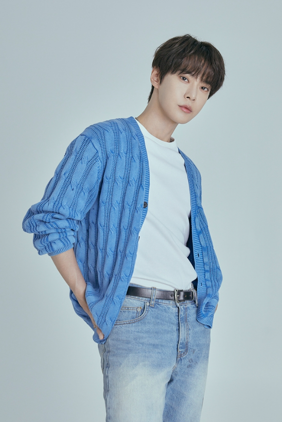 그룹 NCT 도영이 최근 서울 모처에서 진행된 2집 앨범 'Soar' 발매 기념 인터뷰에서 포즈를 취하고 있다. [사진=SM엔터테인먼트]
