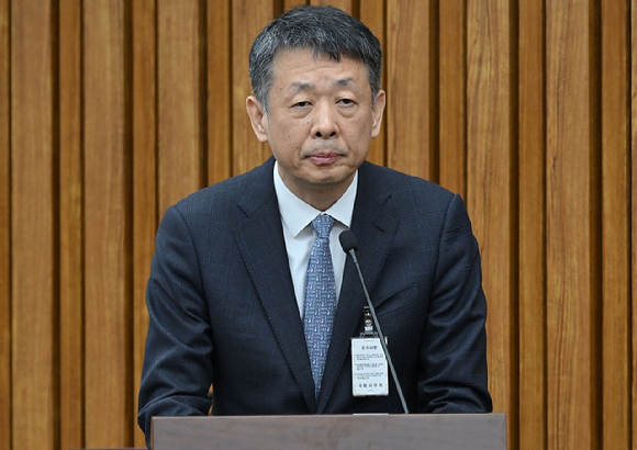 지난해 3월 18일 국회에서 열린 정무위 전체회의 홈플러스&middot;MBK 파트너스 및 삼부토건 관련 긴급 현안질의에서 김광일MBK 파트너스 부회장 겸 홈플러스 공동 대표가 의원들의 질의에 답하고 있다. 2025.3.18 [사진=국회사진기자단]