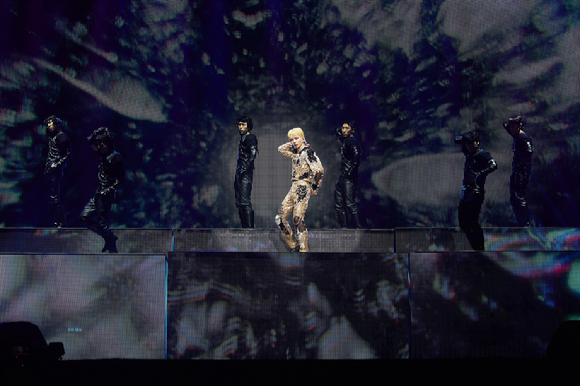 샤이니 키가 서울 장충체육관에서 열린 'KEY CONCERT - G.O.A.T. (Greatest Of All Time) IN THE KEYLAND&rsquo;(키 콘서트 - 지오에이티 (그레이티스트 오브 올 타임) 인 더 키랜드)' 콘서트에 무대를 선보이고 있다. [사진=SM엔터테인먼트 ]