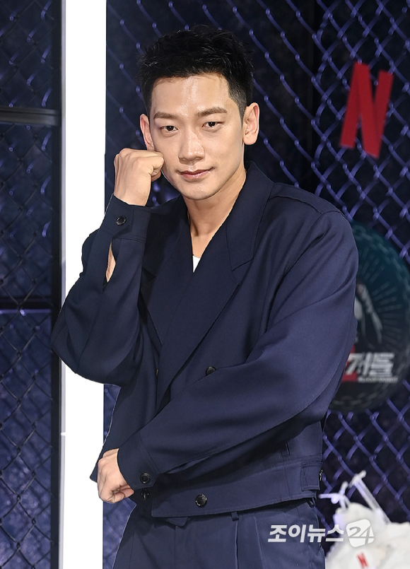 배우 정지훈, 우도환, 이상이가 31일 오전 서울 중구 앰배서더 서울 풀만 호텔에서 열린 넷플릭스 시리즈&nbsp;'사냥개들'&nbsp;시즌2 제작발표회에서 포토타임을 갖고 있다. [사진=곽영래 기자]