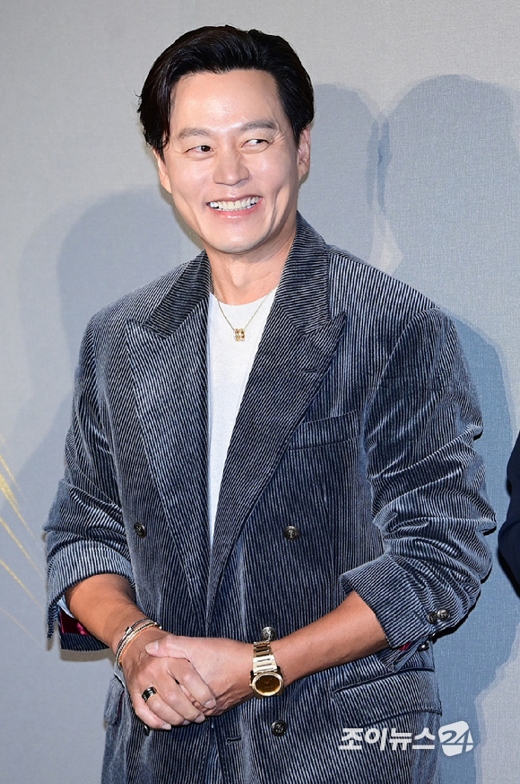 배우 이서진이 28일 오후 서울 강남구 송은에서 열린 불가리(BVLGARI) 비제로원 전시 개최 포토월 행사에 참석해 이정학 불가리코리아 대표와 라우라 부르데제 불가리 CEO와 기념촬영을 하고 있다. [사진=정소희 기자]