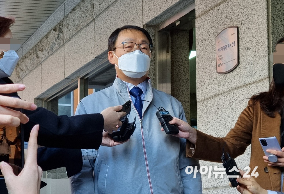 구현모 KT대표가 최근 전국적으로 발생한 유무선 통신망 사고와 관련해 사과하며 약관과 관계없이 보상안을 마련하겠다고 밝혔다