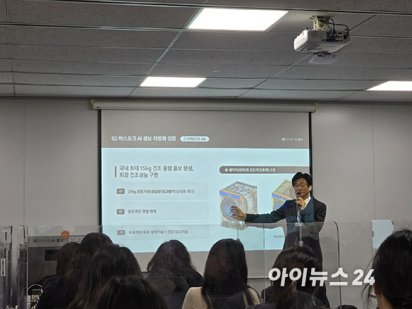 이무형 삼성전자 DA사업부 CX팀장(부사장)이 11일 서울 중구 태평로 삼성전자 기자실에서 세탁&middot;건조기 '비스포크 AI 콤보'에 대해 설명하고 있다. [사진=김종성 기자]