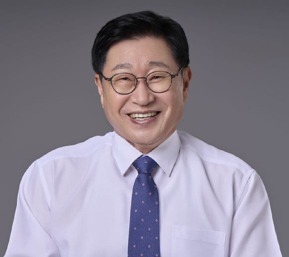 더불어민주당 정책위원회 부의장을 맡고 있는 김기대 전 서울시의원이 성동구청장 오는 6&middot;3 지방 선거 출마를 공식화했다. 사진은 김 전 시의원. [사진=김기대 전 서울시의원]