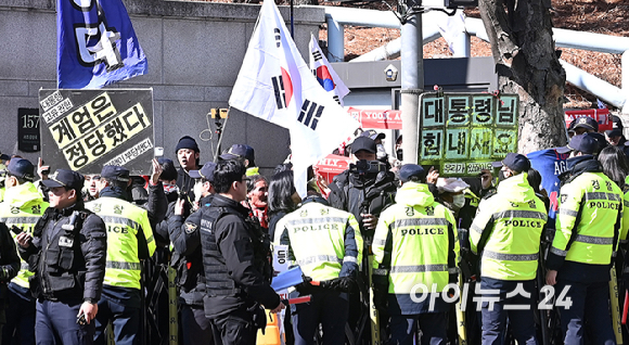 내란 우두머리 혐의로 기소된 윤석열 전 대통령의 1심 선고가 열리는 19일 서울중앙지법 일대에서 무죄 촉구 집회가 열리고 있다. [사진=곽영래 기자]