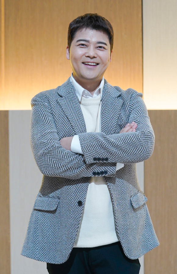 방송인 전현무가 14일 온라인으로 진행된 JTBC 예능프로그램 '뜨거운 씽어즈' 제작발표회에 참석해 포즈를 취하고 있다. [사진=JTBC]