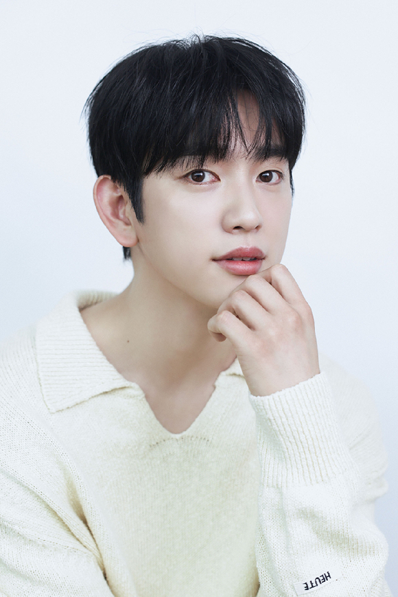 갓세븐 멤버이자 배우 박진영이 tvN 토일드라마 '미지의 서울' 인터뷰에 앞서 포즈를 취하고 있다. [사진=BH엔터테인먼트]