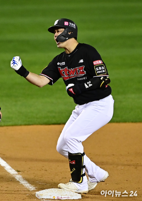 7일 오후 서울 송파구 잠실야구장에서 '2023 KBO 포스트시즌' LG 트윈스와 KT 위즈의 한국시리즈 1차전 경기가 열렸다. 9회초 2사 1루 KT 문상철이 역전 적시 2루타를 때린 뒤 상대 실책을 틈타 3루까지 진루하고 있다. [사진=곽영래 기자]