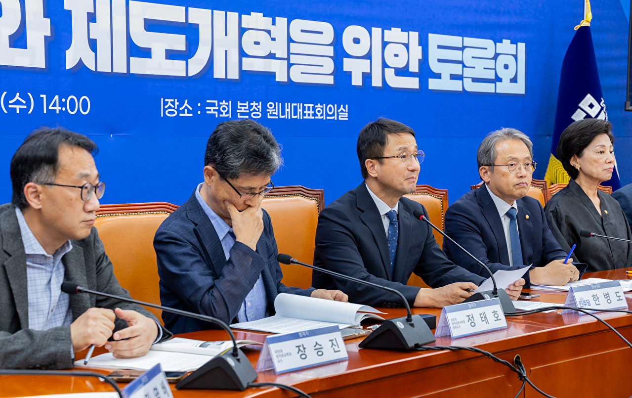 더불어민주당 한병도 원내대표가 17일 국회에서 열린 국민참정권 수호와 제도 개혁을 위한 토론회에 참석해 축사하고 있다. 2026.6.17 [사진=연합뉴스]
