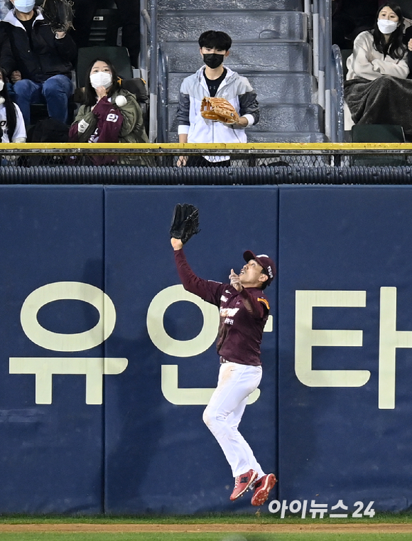 1일 오후 서울 잠실야구장에서 '2021 신한은행 SOL KBO리그' 키움 히어로즈와 두산 베어스의 와일드카드 결정전 1차전이 진행됐다. 키움 박정음이 7회말 무사 1루 두산 양석환의 안타성 타구를 호수비 처리하고 있다.