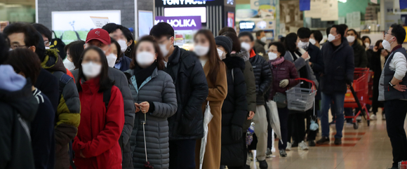 지난 2020년 서울 시내의 한 대형마트에서 시민들이 입고된 마스크를 구매하기 위해 줄을 서고 있는 모습. [사진=뉴시스]