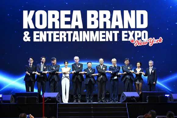지난 7일 미국 뉴저지 아메리칸 드림몰에서 진행된 '2025 뉴욕 한류박람회' 개회식에서 한광영 현대홈쇼핑 사장(오른쪽 세 번째)이 주최 측 관계자 등과 기념사진을 촬영하고 있다. [사진=현대홈쇼핑]
