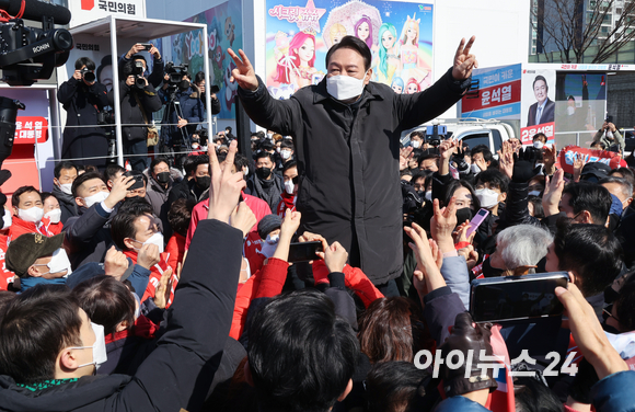 윤석열 국민의힘 대선후보가 17일 오전 경기도 용인 수지구에서 '역동적 혁신성장 대한민국 만들기' 선거 유세를 하며 유권자들에게 지지를 호소하고 있다. [사진=국회사진취재단]