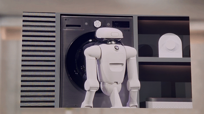 5일(현지시간) 미국 라스베이거스 만달레이베이 컨벤션 센터에서 열린 LG 월드 프리미어 무대에서 LG 클로이드와 스티브 스카브로우 LG전자 미국법인 ES CAC 실장이 '주먹 인사'를 하는 모습. [사진=박지은 기자]