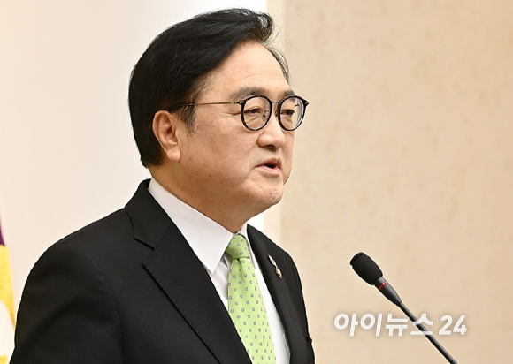 우원식 국회의장이 10일 서울 여의도 국회에서 개헌 관련 긴급 기자회견을 하고 있다. [사진=곽영래 기자]