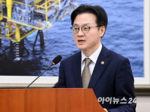 김정관 산업통상부 장관이 지난 11일 서울 여의도 국회에서 열린 산업통상자원중소벤처기업위원회 전체회의에서 예산안 관련 제안설명을 하고 있다. 2025.11.11 [사진=곽영래 기자]