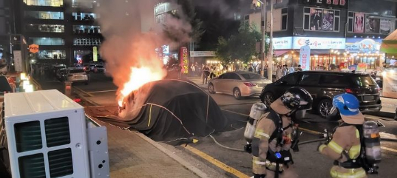  지난 16일 오후 7시40분께 경기 용인시 기흥구 구갈동 한 노상에 주차돼 있던 테슬라 전기차에 불이 났다. [사진=경기도소방재난본부]