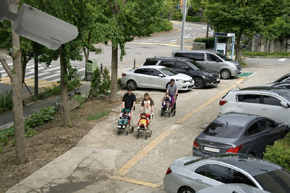 인천 '동심원' 아이들과 직원들이 한화비전 안전지대 비전지대 현판 앞에서 기념 촬영을 하고 있다. [사진=한화비전]