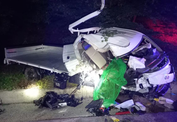 20대 남성이 만취운전을 하다 사고를 내 함께 탑승했던 친척 3명이 사망했다. 사진은 지난 4일 오전 2시 18분쯤 전북 순창군 인계면 한 마을 앞 도로에서 발생한 사고 현장. [사진=전북소방본부]