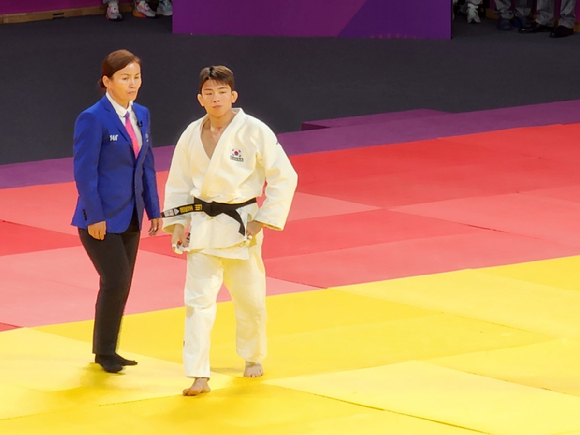 한국 유도 이하림이 24일 중국 저장성 항저우 샤오산 린푸 체육관에서 열린 2022 항저우 아시안게임 유도 남자 60㎏이하급 결승전에서 양융웨이에 패했다. [사진=뉴시스]