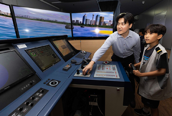 '어린이 상선체험'에 참여한 초등학생이 지난 8일 HMM오션서비스 트레이닝센터에서 선박 조종 시뮬레이션을 체험하고 있다. [사진=HMM 제공]