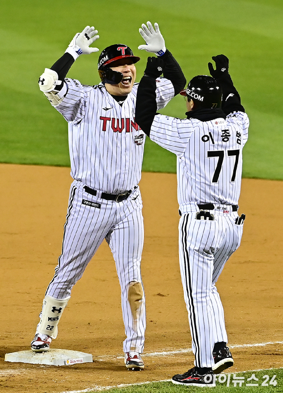 13일 오후 서울 잠실야구장에서 열린 '2023 KBO 포스트시즌' LG 트윈스와 KT 위즈의 한국시리즈 5차전 경기가 열렸다. 5회말 무사 2,3루 LG 김현수가 2타점 적시타를 때린 뒤 기뻐하고 있다. [사진=곽영래 기자]