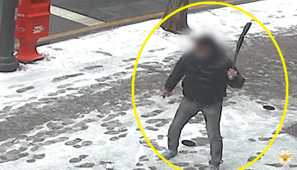 남양주시에서 한 남성이 야구방망이를 들고 난동을 부렸다. [사진=경찰청 유튜브]