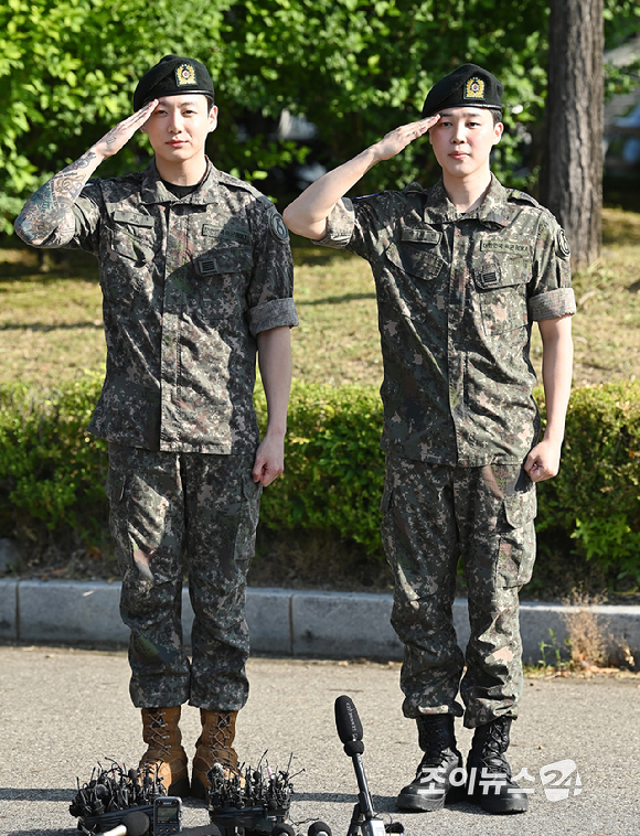 그룹 방탄소년단(BTS) 지민, 정국이 육군 현역으로 군 복무를 마치고 만기 전역했다.11일 오전 경기 연천군 연천공설운동장에서 진행된 전역 행사에서 방탄소년단 지민, 정국이 포즈를 취하고 있다. [사진=곽영래 기자]