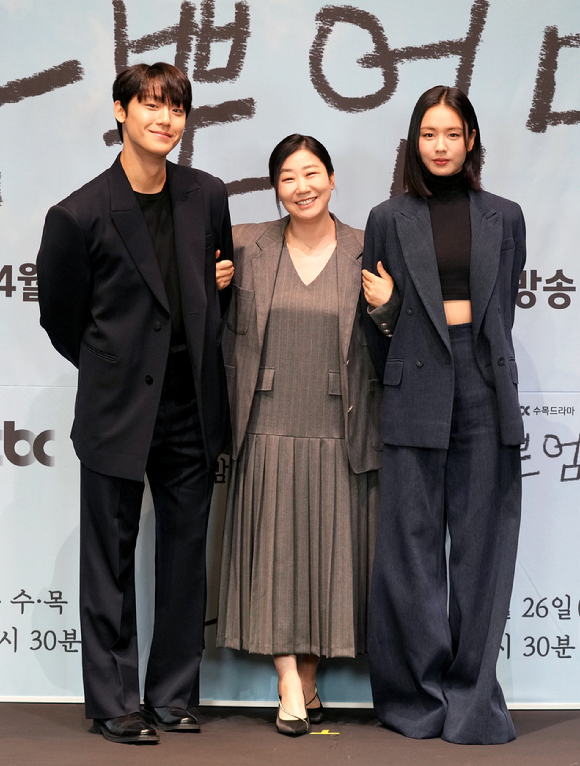 배우 이도현-라미란-안은진이 26일 온라인으로 진행된 JTBC 새 수목드라마 '나쁜엄마' 제작발표회에 참석하고 있다. [사진=JTBC]