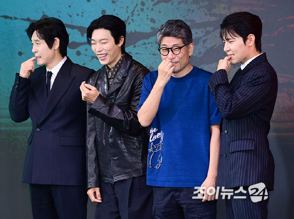 배우 설경구-류준열-김홍선 감독-배우 이규형이 20일 오전 서울 마포구 호텔 나루 서울 엠갤러리에서 열린 넷플릭스 시리즈 '들쥐' 제작발표회에 참석하고 있다. [사진=정소희 기자]