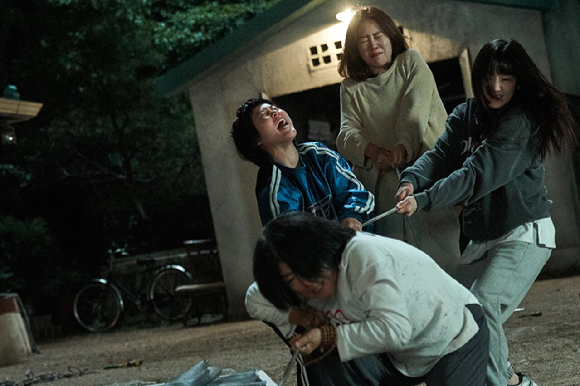 배우 박소담, 공효진, 이연, 이정은이 영화 '경주기행'에서 열연하고 있다. [사진=롯데엔터테인먼트]