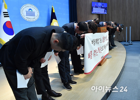 국민의힘 초재선 의원들이 3일 서울 여의도 국회 소통관에서 기자회견을 하고 있다. [사진=곽영래 기자]