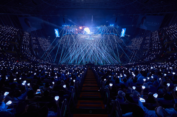 가수 임영웅이 '2026 전국투어 콘서트 'IM HERO' 서울 콘서트에서 팬들을 만나고 있다. [사진=물고기뮤직]