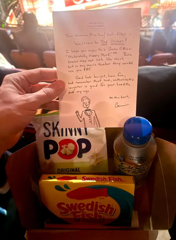 쓰레기가 널브러져 있는 오스카 시상식. [사진=X 갈무리 ]