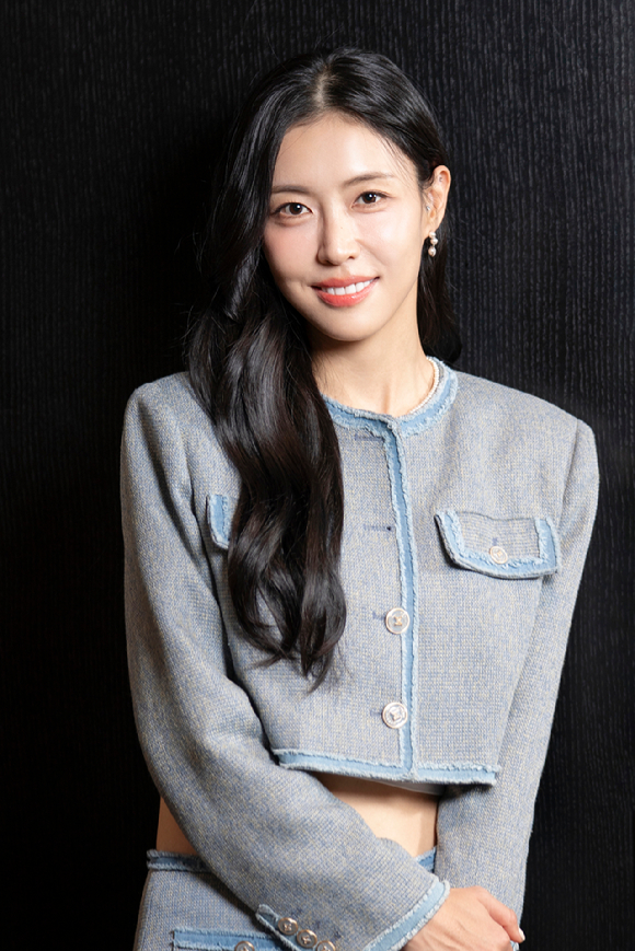 배우 서민주가 영화 '정보원' 인터뷰에 앞서 포즈를 취하고 있다. [사진=엔에스이엔엠]