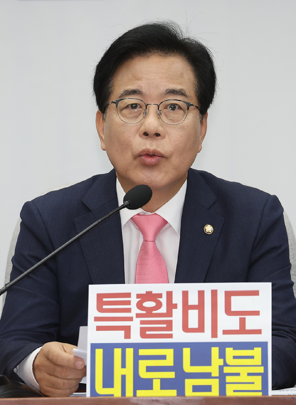 국민의힘 송언석 비상대책위원장 겸 원내대표가 4일 서울 여의도 국회에서 열린 원내대책회의에서 발언하고 있다. [사진=연합뉴스]