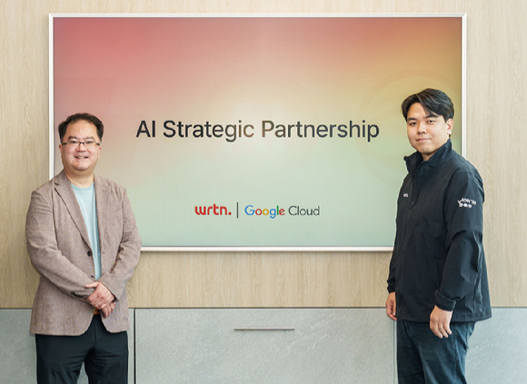 지기성 구글 클라우드 코리아 사장(왼쪽)과 이세영 뤼튼테크놀로지스 대표가 지난달 29일 서울 서초동 뤼튼테크놀로지스 사무실에서 기념 촬영하고 있다. [사진=구글 클라우드]