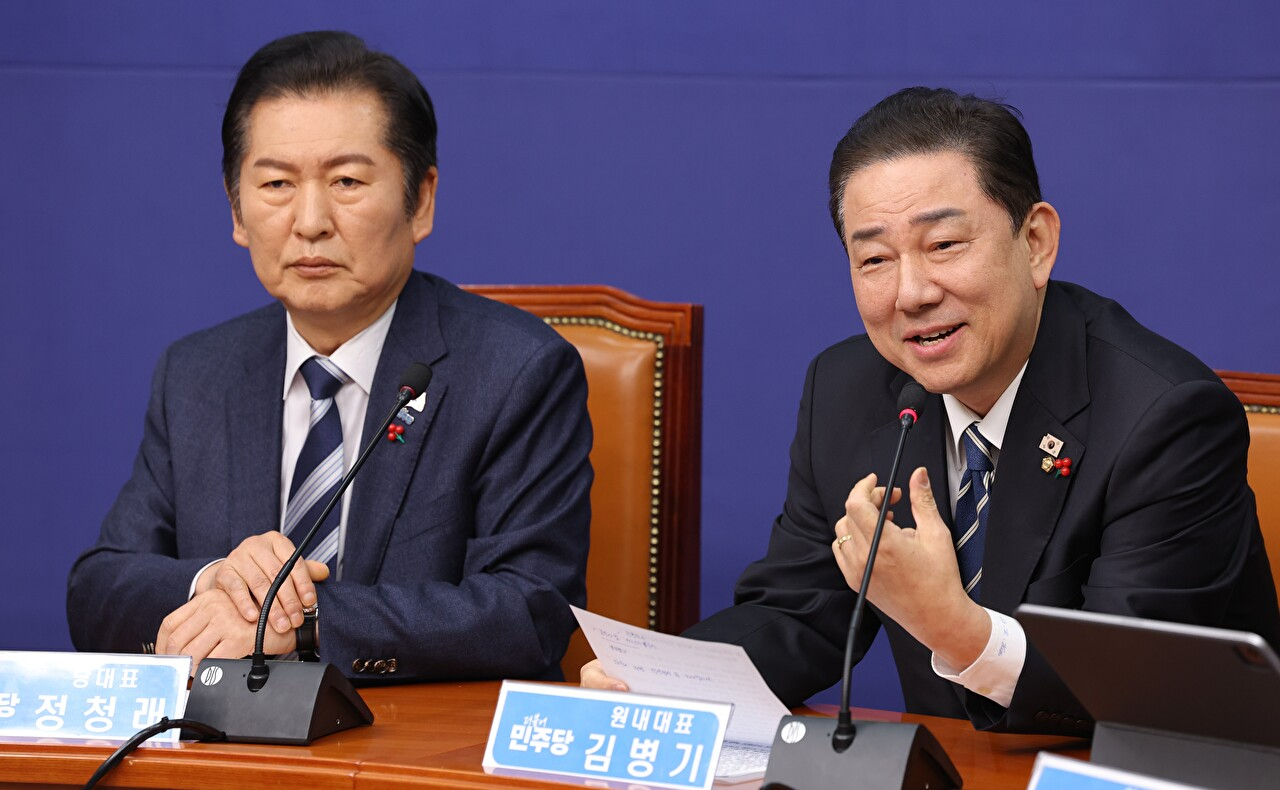 더불어민주당 김병기 원내대표가 22일 서울 여의도 국회에서 열린 최고위원회의에서 발언하고 있다. 왼쪽은 정청래 대표. 2025.12.22 [사진=연합뉴스]