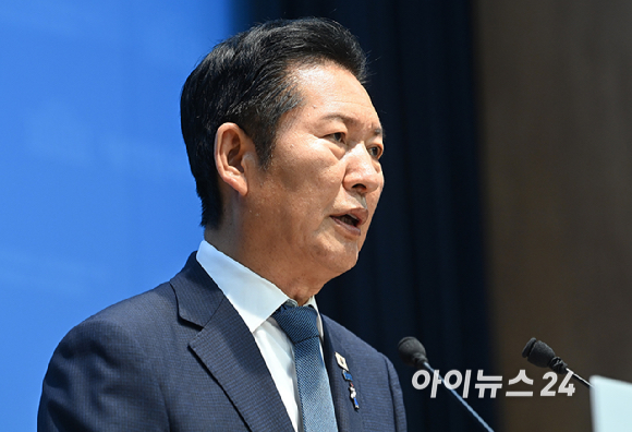 정청래 더불어민주당 전 대표가 13일 서울 여의도 국회 소통관에서 당대표 연임 도전 기자회견을 하고 있다. [사진=곽영래 기자]