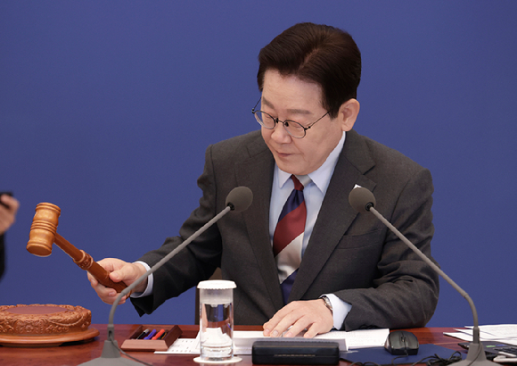 이재명 대통령이 5일 청와대에서 열린 중동 상황 대응책 논의를 위한 국무회의 개회선언을 하고 있다. 2026.3.5 [사진=연합뉴스]