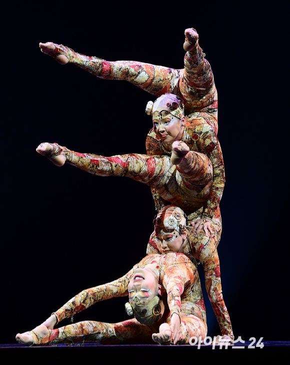 15일 오후 서울 잠실종합운동장 내 빅탑에서 열린 태양의서커스 '쿠자(KOOZA)' 프레스 컨퍼런스에서 배우들이 환상적인 무대를 선보이고 있다. [사진=정소희 기자]