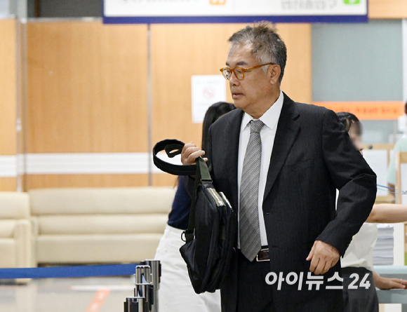 정진석 전 대통령비서실장이 19일 서울 서초구 서울중앙지방법원에서 열린 헌법재판관 미임명 혐의 관련 공판에 출석하고 있다. [사진=사진공동취재단 ]