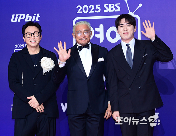 '한탕 프로젝트-마이턴' 탁재훈-추성훈이 30일 오후 서울 마포구 상암동 SBS 프리즘타워에서 열린&nbsp;2025 SBS 연예대상&nbsp;레드카펫 행사에 참석하고 있다. [사진=정소희 기자]
