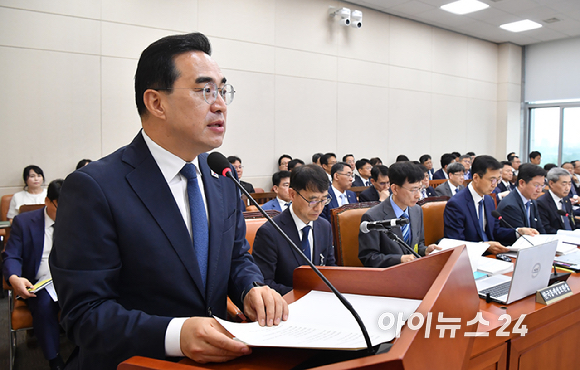 박홍근 기획예산처 장관이 9일 서울 여의도 국회에서 열린 재정경제기획위원회 전체회의에서 업무보고를 하고 있다. [사진=곽영래 기자]