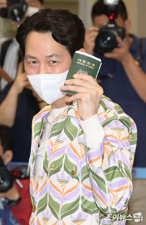 한국인 최초로 美 에미상 주연상을 수상한 배우 이정재가 인천국제공항을 통해 입국하고 있다. [사진=정소희 기자]
