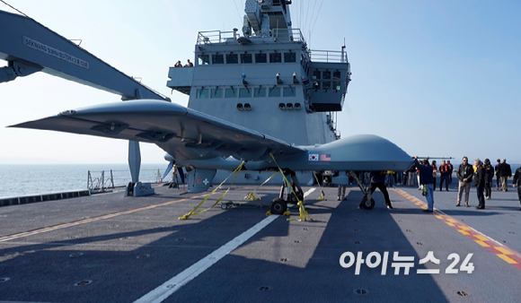 12일 포항 해상에 위치한 해군 독도함에서 실시된 '대형플랫폼 함정 무인기 운용 전투 실험' 에서 미국 제너럴 아토믹스(General Atomics)에서 개발 중인 고정익 무인기 모하비(Mojave)가 이륙을 준비하고 있다. [사진=사진공동취재단]